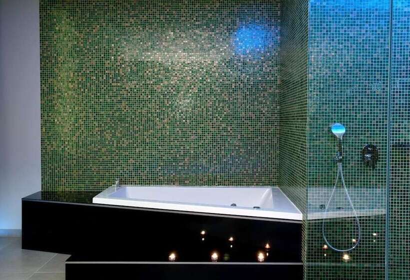 Люкс с гидромассажем, Mood   Private Suites