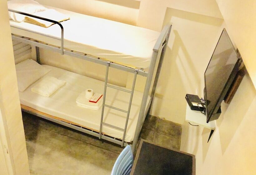 エコノミールーム, Hometown Hotel   Lacson Bacolod