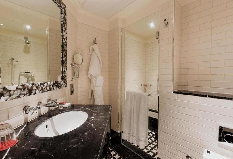 Номер Стандарт, The Lalit London