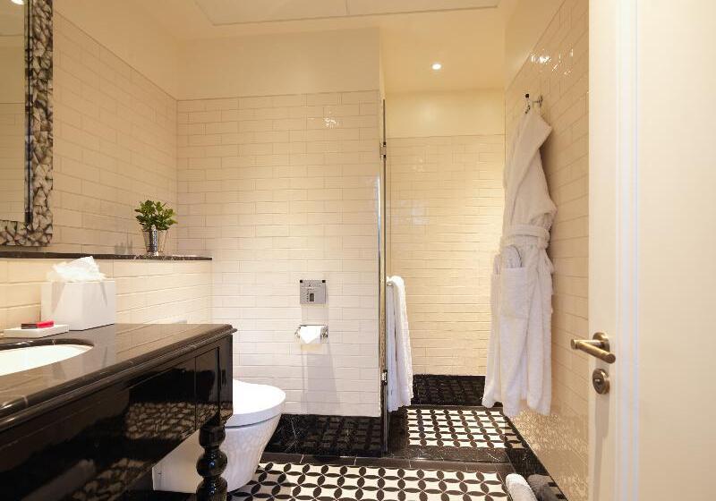 Номер Стандарт, The Lalit London