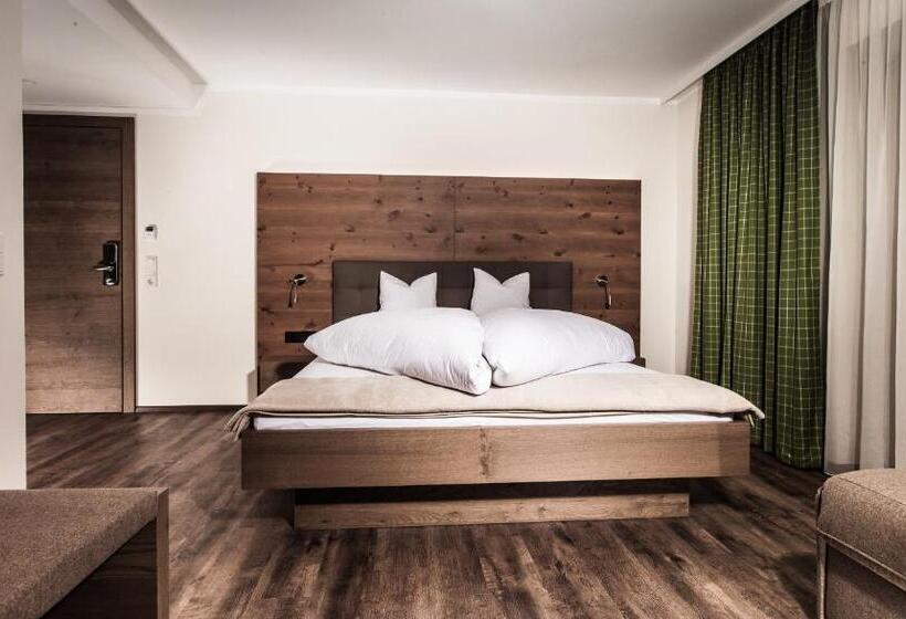 Четырехместный Номер Стандарт с Балконом, Aktivhotel Tuxerhof