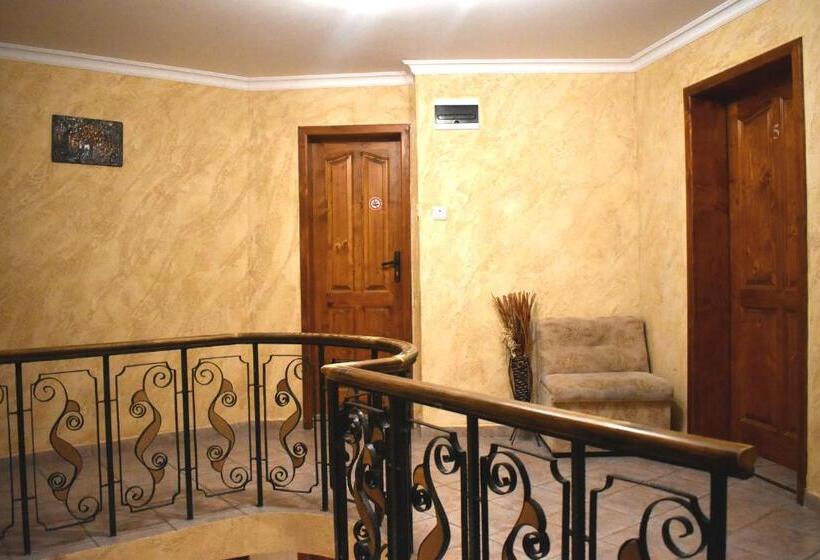 اتاق استاندارد سه تخته با بالکن, Family Hotel Slavianska Dusha