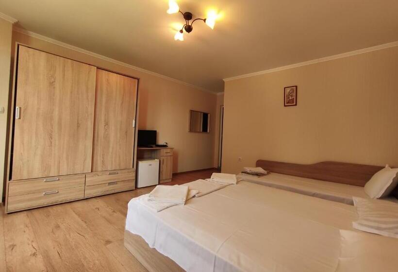 اتاق استاندارد سه تخته با بالکن, Family Hotel Slavianska Dusha