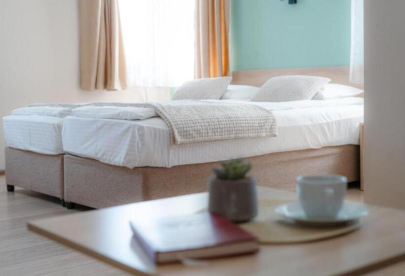 اتاق استاندارد سه تخته با بالکن, Family Hotel Slavianska Dusha