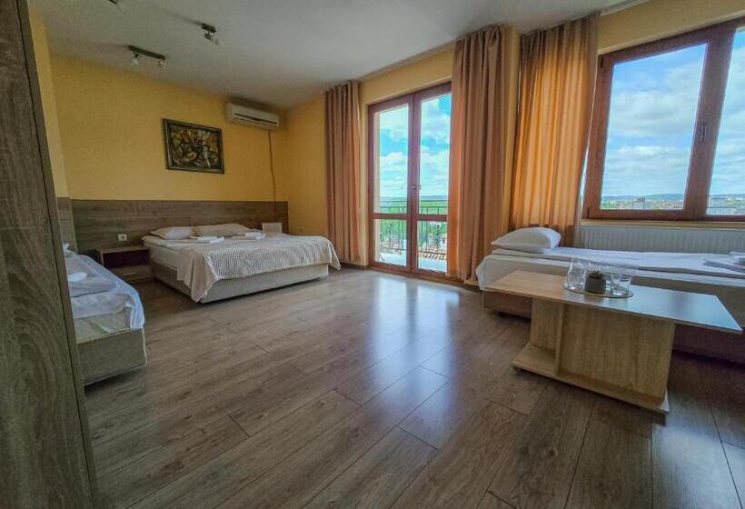 バルコニー付スタンダード４ベッドルーム, Family Hotel Slavianska Dusha