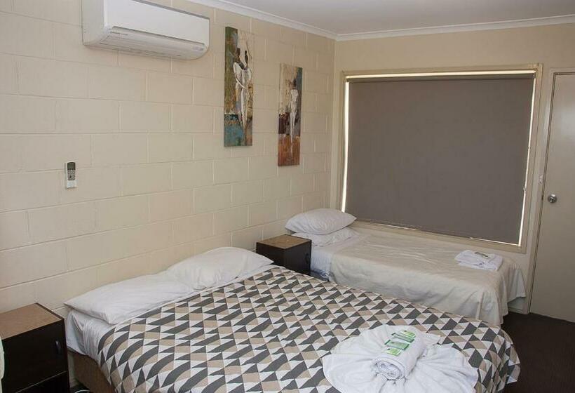 اتاق استاندارد سه نفره, The Swiss Motel