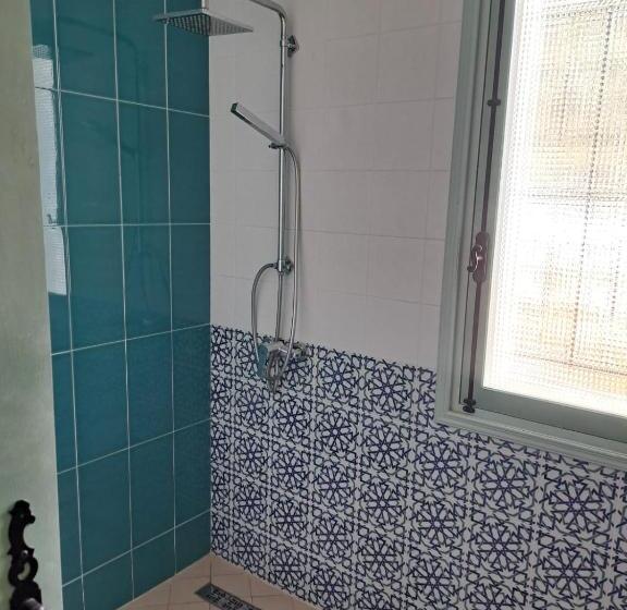 Трехместный Номер Стандарт Вид на Бассейн, Villa Izabelles