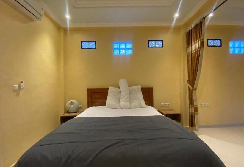 Номер Deluxe Кровать Кинг, Capital O 93844 Arta Adi Homestay
