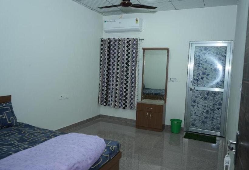 标准间, Priyanka Hotel & Restaurant Khatushyam Ji