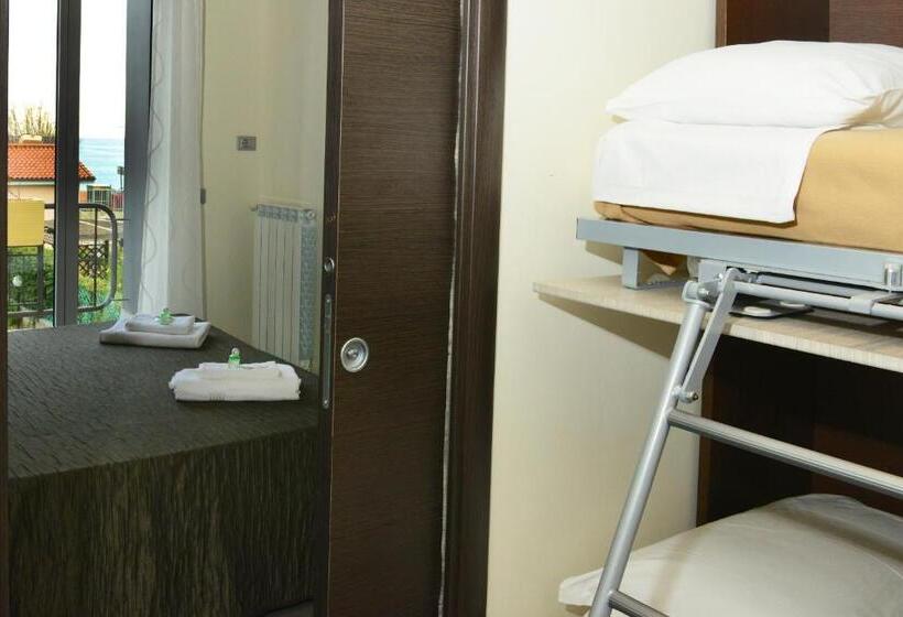 اتاق استاندارد چهار تخته با چشم‌انداز دریا, Villa Le Logge
