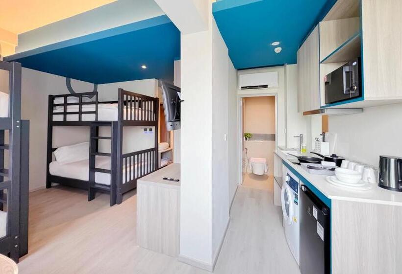 Premium Quadruple Room, Coliwoo Hotel Pasir Panjang   Coliving