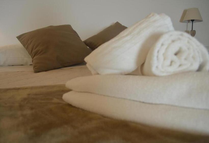 اتاق استاندارد چهار تخته, Rivamia