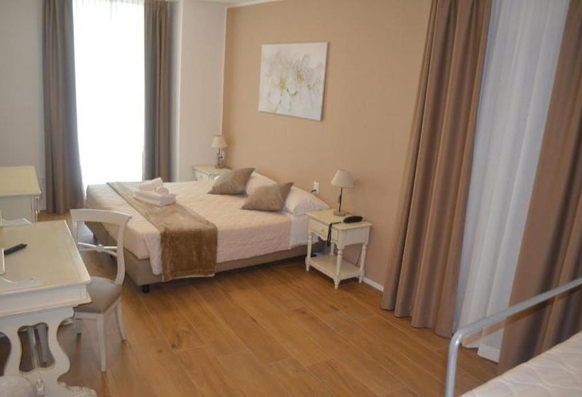 اتاق استاندارد چهار تخته, Rivamia