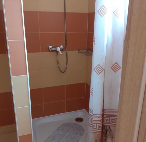 Quarto Quádruplo Estandar, Ubytovňa A Penzión Tavros