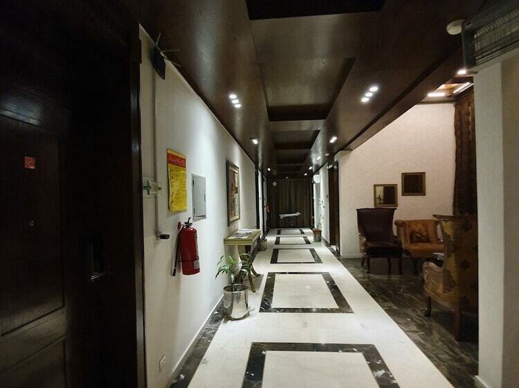 اتاق اجرایی, S Chalet Islamabad