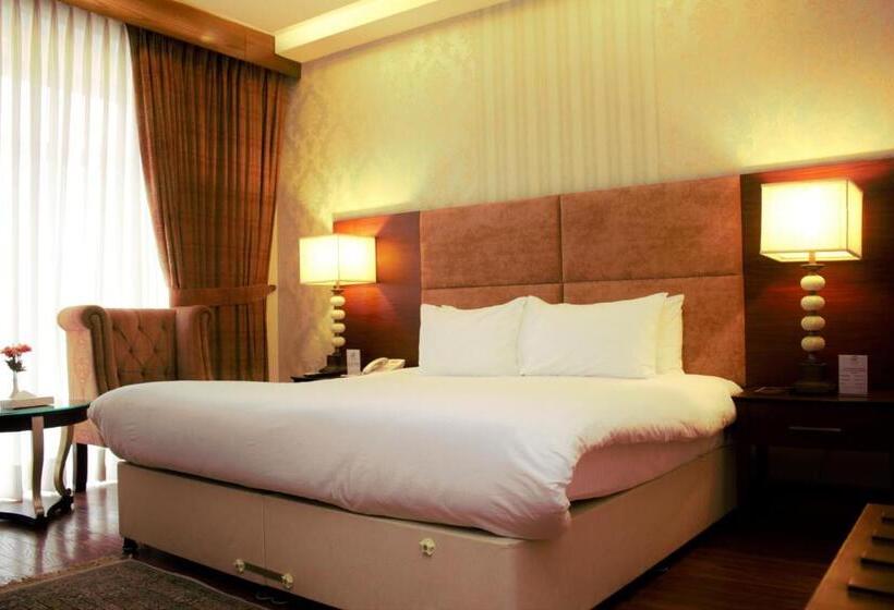 اتاق اجرایی, S Chalet Islamabad