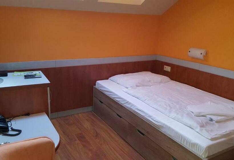 标准单人间, Zelený Dvor