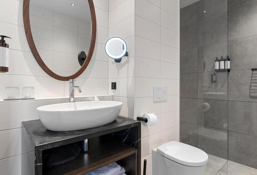 キングサイズベッドのスタンダードルーム, Corendon Amsterdam Schiphol Airport, a Tribute Portfolio Hotel