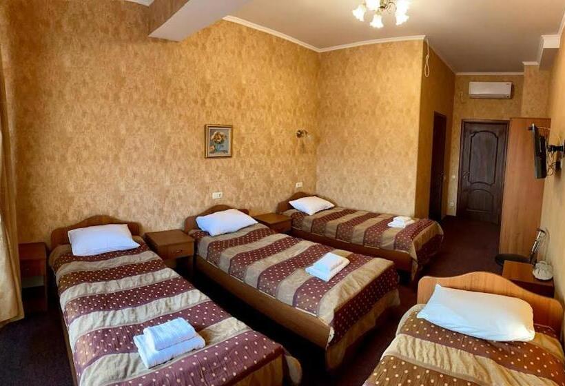اتاق استاندارد چهارنفره با بالکن, Golden Lion
