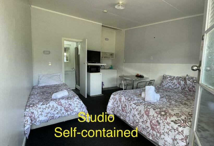스탠다드 스튜디오, Oasis Motel & Holiday Park Turangi