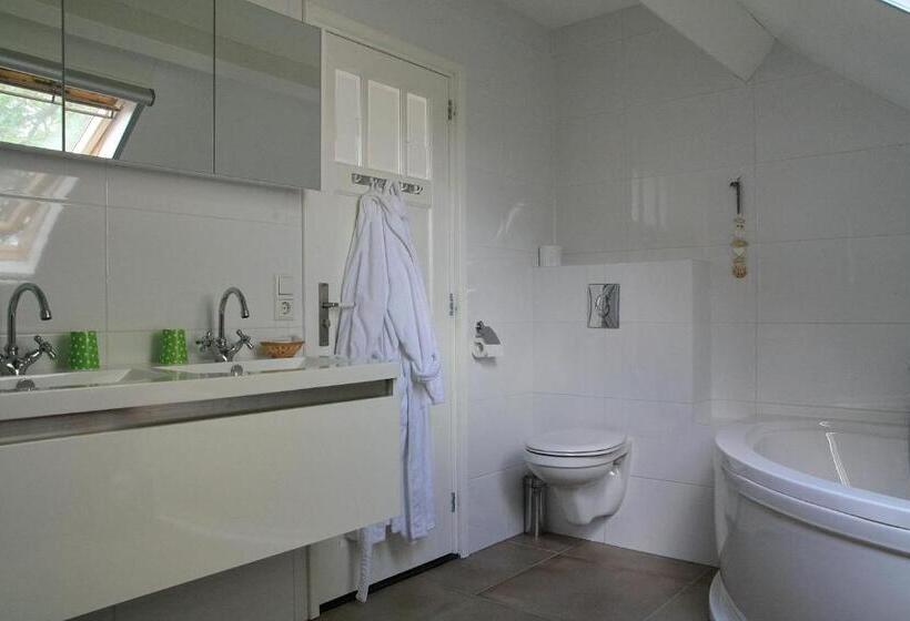 اتاق خانوادگی, B&b Rechthuis Van Zouteveen