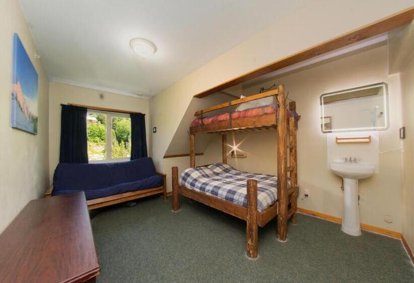 패밀리 룸 공용 욕실, Squamish Adventure Inn