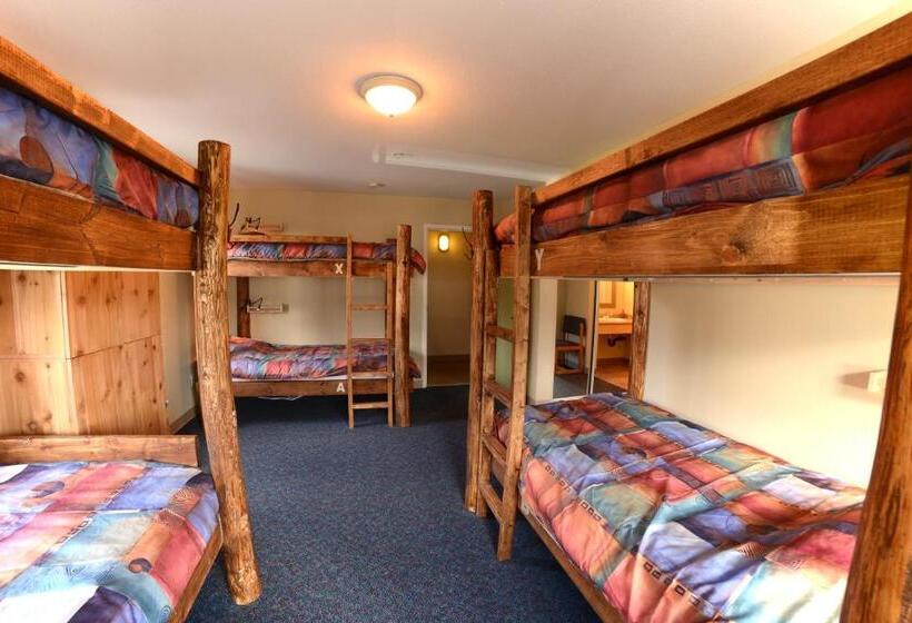 공용 욕실 구비 공동 객실 내의 침대, Squamish Adventure Inn