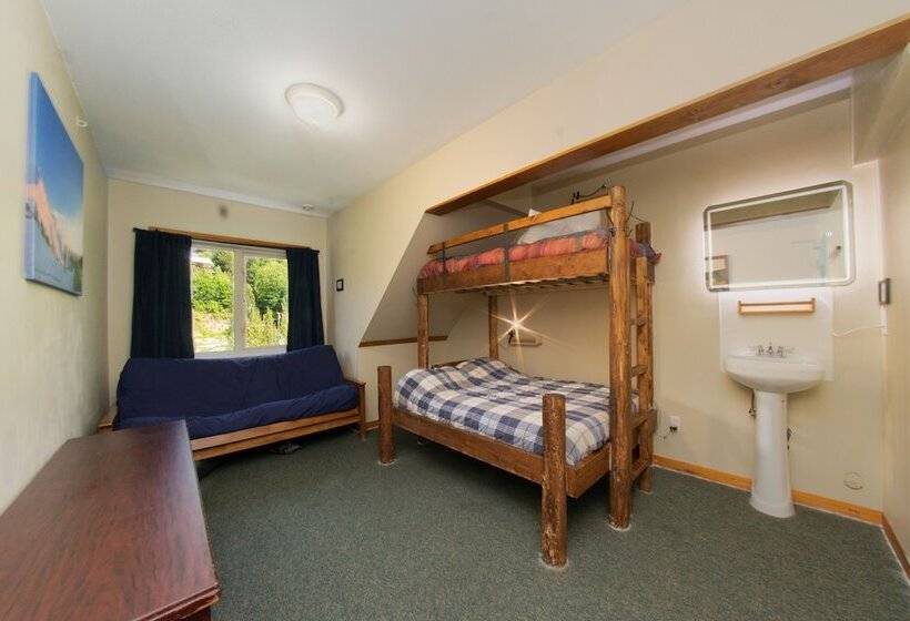 패밀리 룸 공용 욕실, Squamish Adventure Inn