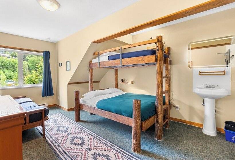 패밀리 룸 공용 욕실, Squamish Adventure Inn