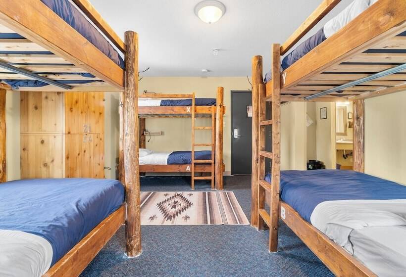 공용 욕실 구비 공동 객실 내의 침대, Squamish Adventure Inn