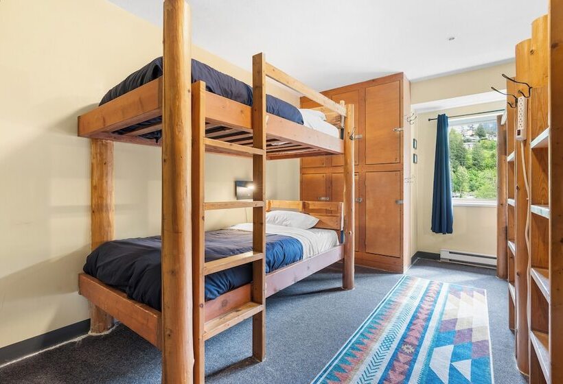 공용 욕실 구비 공동 객실 내의 침대, Squamish Adventure Inn