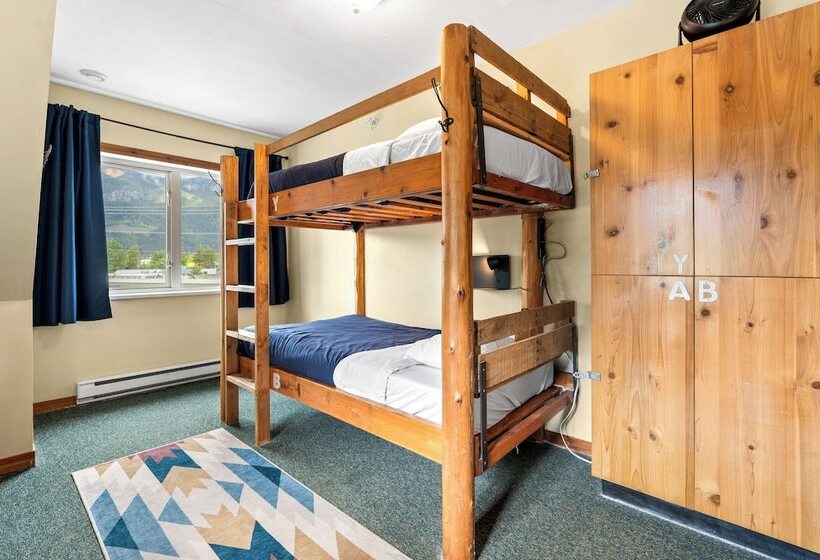 带共用卧室公用房间的床, Squamish Adventure Inn