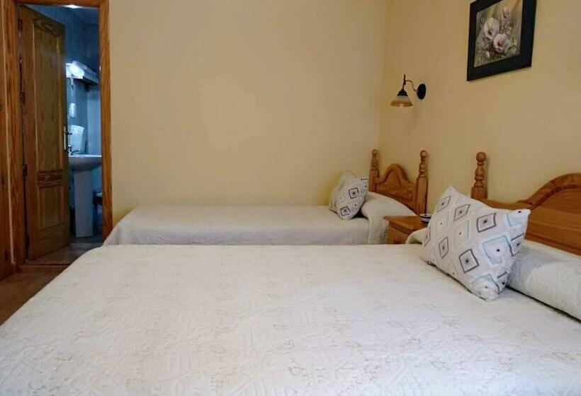 标准三人间, Hostal Almenara