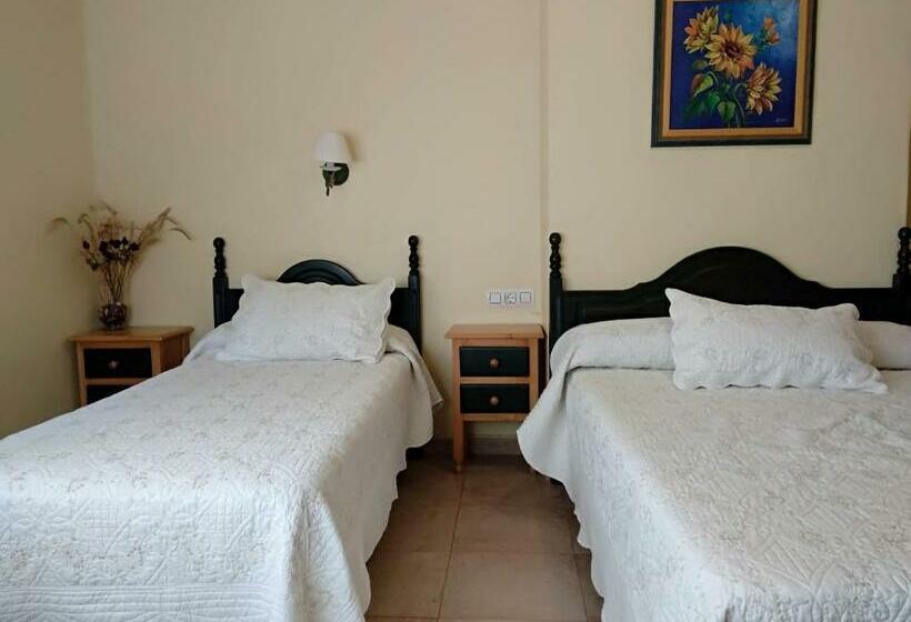 标准三人间, Hostal Almenara