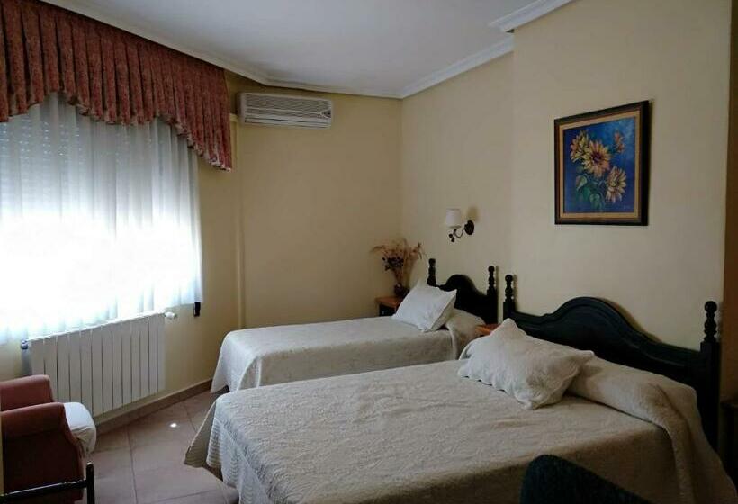 标准三人间, Hostal Almenara