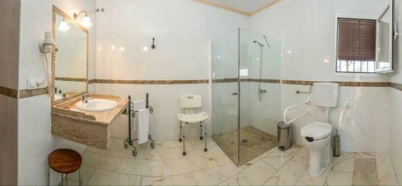 غرفة قياسية لذوى الاحتياجات الخاصة, Bodega El Moral