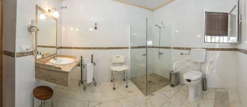 غرفة قياسية لذوى الاحتياجات الخاصة, Bodega El Moral