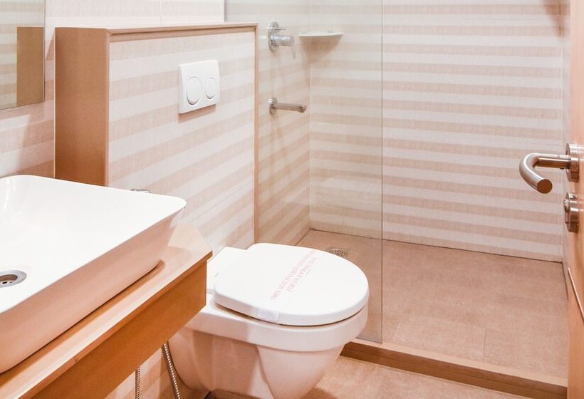Номер Deluxe, Treebo Vinayak Inn