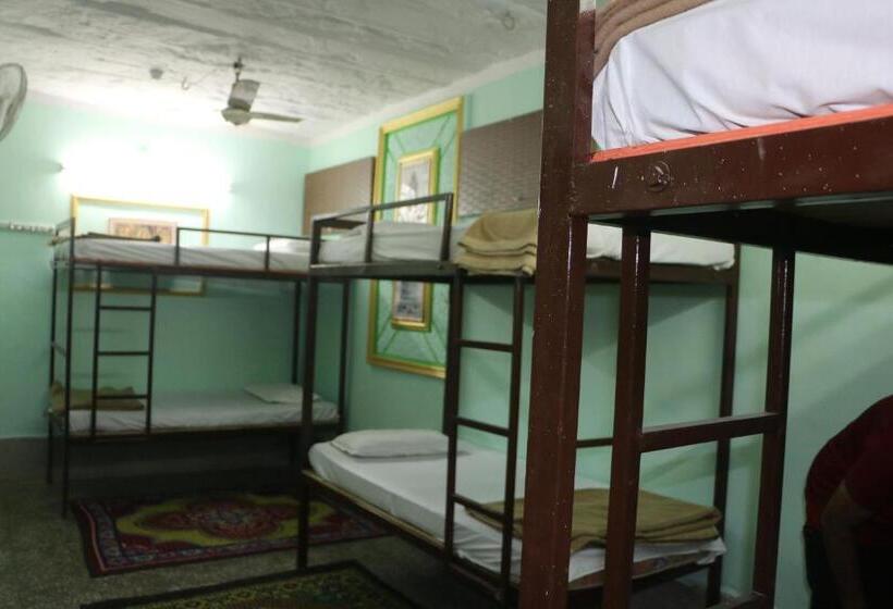 Cama em Quarto Compartilhado, Renuka