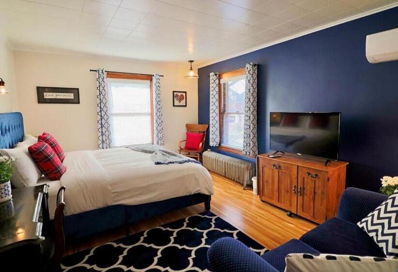 디럭스 스위트 킹 침대, The Butler House Bed & Breakfast