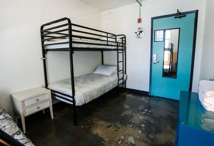 Номер Стандарт Четырехместный Совместный Санузел, Firehouse Hostel