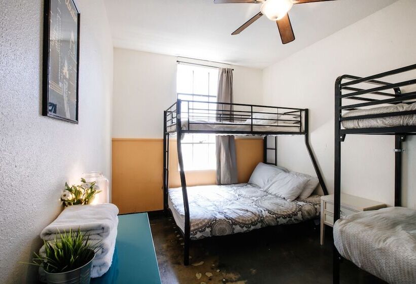 Camera Standard Cvadruplă cu Baie în Comun, Firehouse Hostel