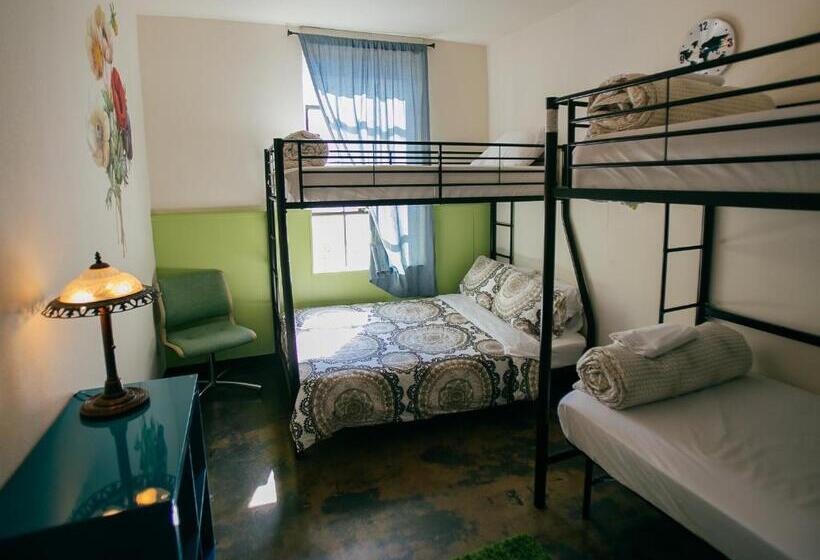 Номер Стандарт Четырехместный Совместный Санузел, Firehouse Hostel