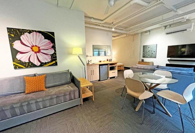스탠다드 스튜디오, Island Inn At 123 West