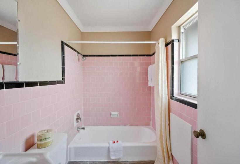 חדר דחוקס עם מיטת קינג, Esquire Inn