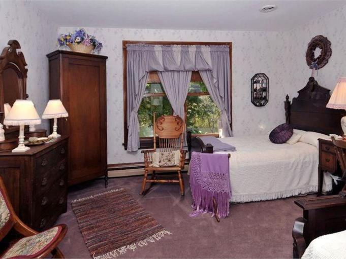 חדר סטנדרט לשלושה עם מרפסת, Victorian Loft Bed And Breakfast