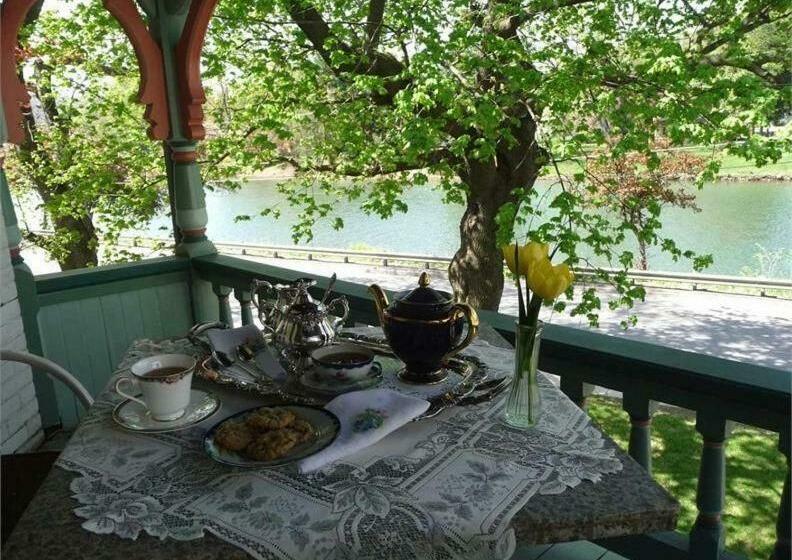 חדר סטנדרט לשלושה עם מרפסת, Victorian Loft Bed And Breakfast