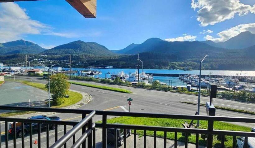 اتاق استاندارد با بالکن و چشم‌انداز دریا, Waterfront On Glacier