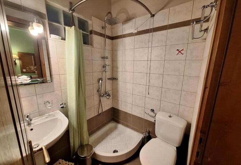 Standard Triple Room with Terrace, Skourgias Rooms