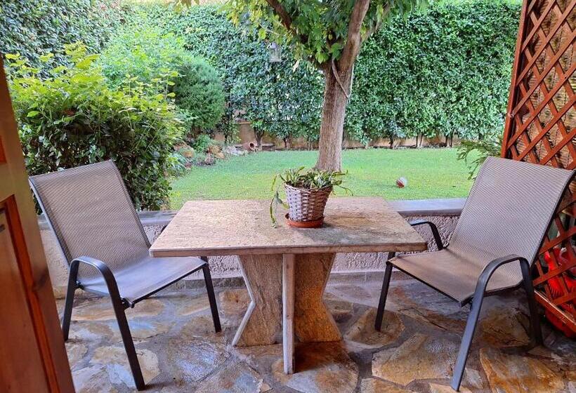Standard Triple Room with Terrace, Skourgias Rooms